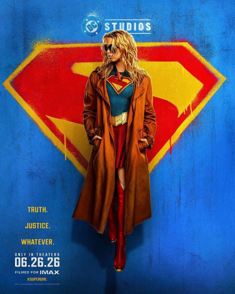 Η Supergirl ποζάρει μπροστά από το εμβληματικό σύμβολο του Superman, ως μία από τις πολυαναμενόμενες ταινίες του 2026.