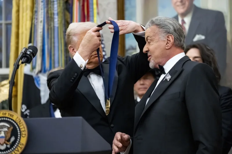 Ο Sylvester Stallone σε επίσημη εμφάνιση, πρωταγωνιστής της ταινίας Rocky.