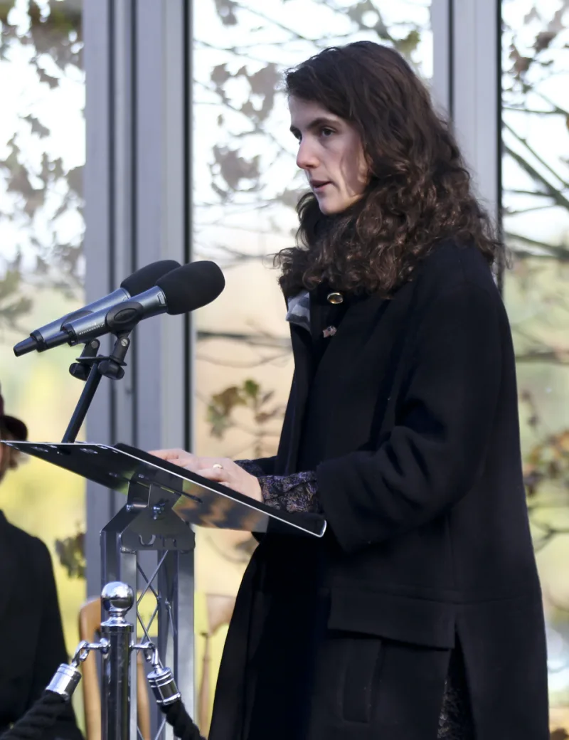 Πορτρέτο της Tatiana Schlossberg, εγγονής του John F. Kennedy, η οποία έφυγε από τη ζωή σε ηλικία 35 ετών.