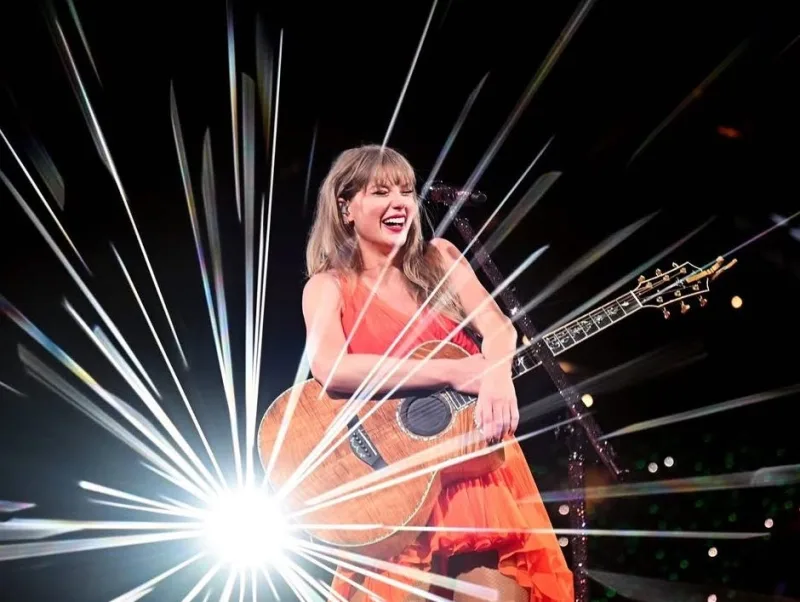 Η Taylor Swift με κιθάρα στη σκηνή, σε μια νίκη-ορόσημο απέναντι σε Live Nation και Ticketmaster.