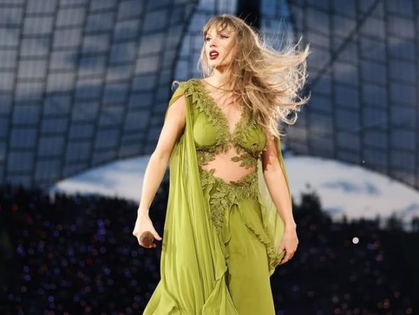 Το κρυφό μήνυμα πίσω από την εμφάνιση της Taylor Swift στην πρεμιέρα του Toy Story 5
