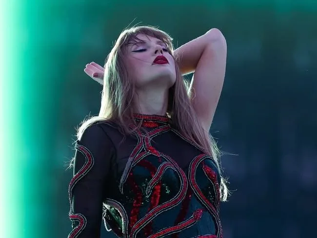 Η Taylor Swift σε φωτογραφία από τον επίσημο λογαριασμό της στο Instagram για την περιοδεία Eras Tour.