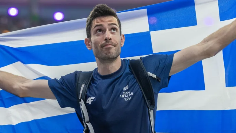 Άνδρας αθλητής με την ελληνική σημαία και μπλούζα Team Hellas.