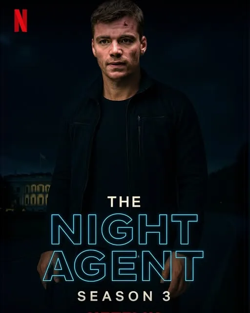 Ο πρωταγωνιστής της σειράς "The Night Agent" ποζάρει μπροστά από το Λευκό Οίκο, μία από τις σειρές που αναμένεται να σε κάνουν να κολλήσεις το 2026.
