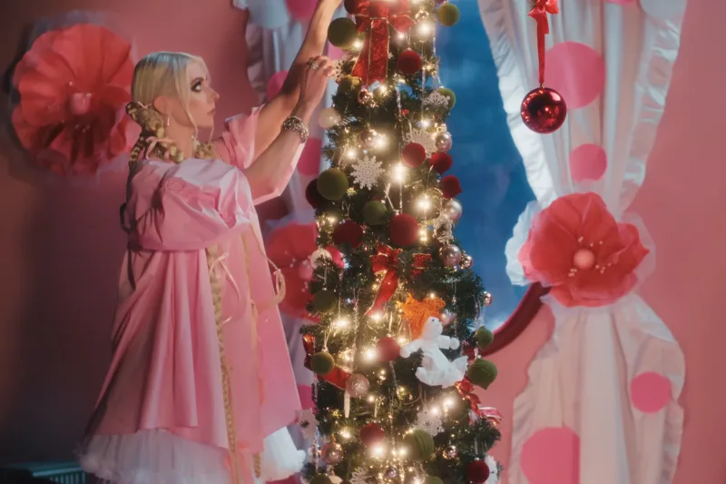 Η Taylor Momsen στολίζει ένα χριστουγεννιάτικο δέντρο.