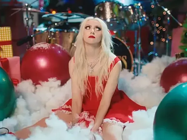 Where Are You Christmas: Οι The Pretty Reckless τα «σπανέ» και κατακτούν την κορυφή (video)