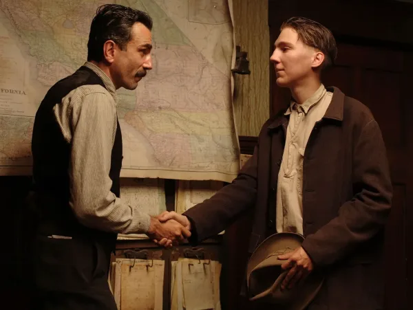 O Daniel Day-Lewis υπερασπίζεται τον Paul Dano μετά την επίθεση του Tarantino