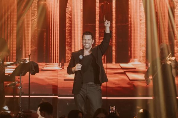 Θοδωρής Φερρής: Ο καλλιτέχνης που έμαθε στην Ελλάδα να ερωτεύεται ξανά το 2025