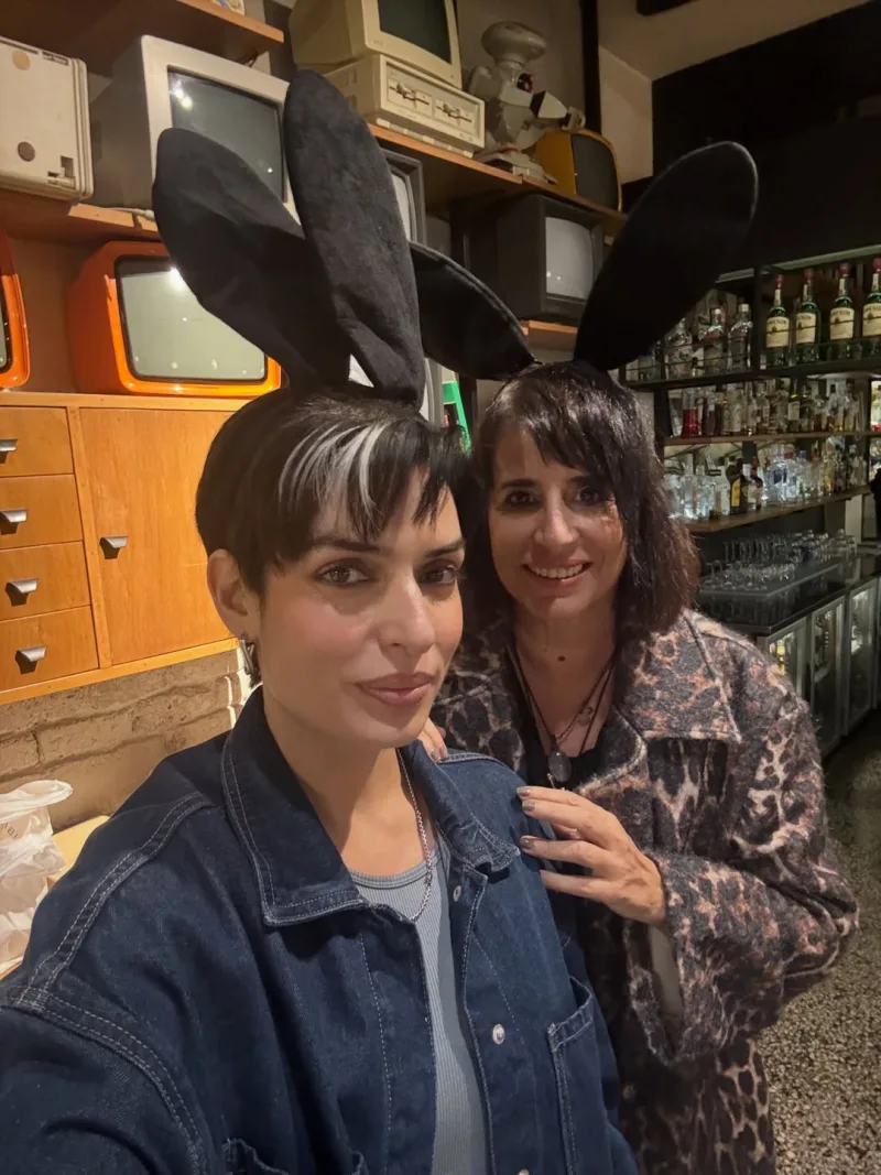 Η Τόνια Σωτηροπούλου με κοντό pixie cut κούρεμα και μαύρα αυτιά λαγού.