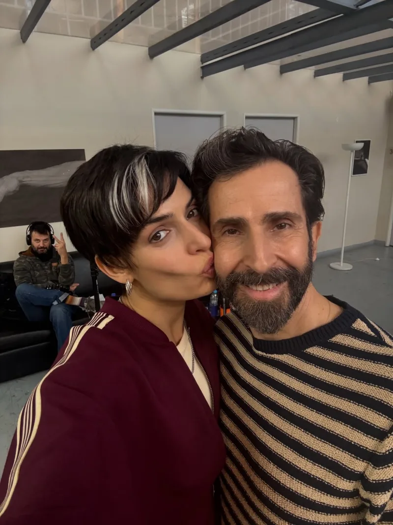 Η Τόνια Σωτηροπούλου με pixie cut κούρεμα ποζάρει με έναν άνδρα.