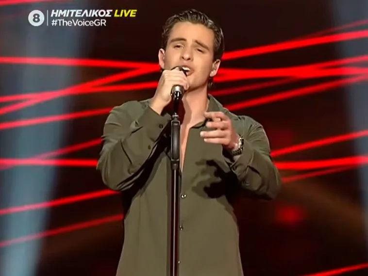 Ο Βάγγος Δανέζης τραγουδάει στη σκηνή του The Voice of Greece.