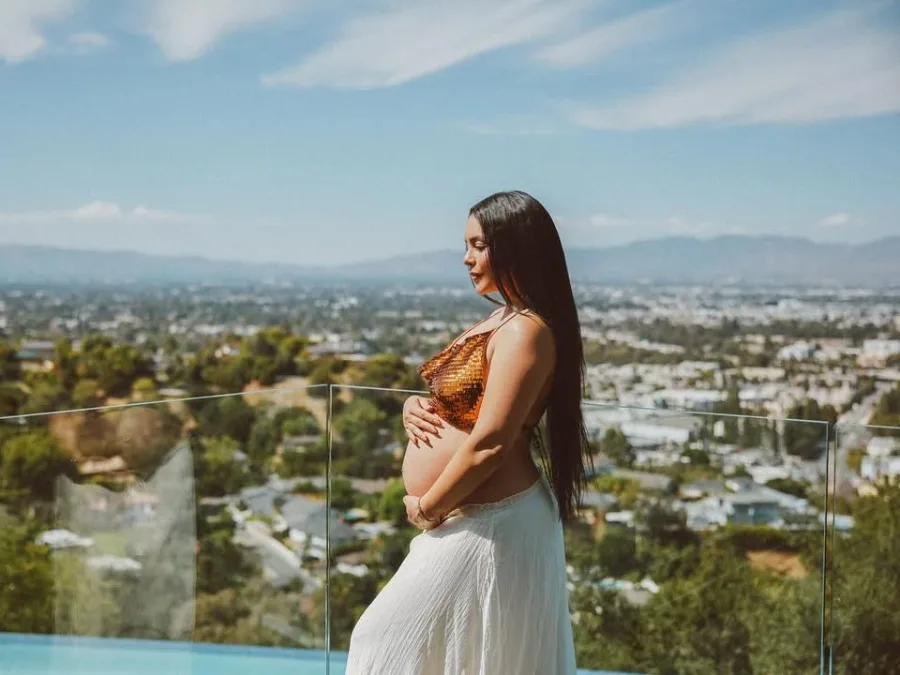 Η Vanessa Hudgens σε τρυφερό στιγμιότυπο από το μαιευτήριο μετά τη γέννηση του δεύτερου παιδιού της.