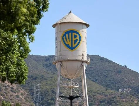 Ο πύργος νερού της Warner Bros. με το λογότυπο της εταιρείας, στο πλαίσιο της ένωσης πλατφορμών streaming.