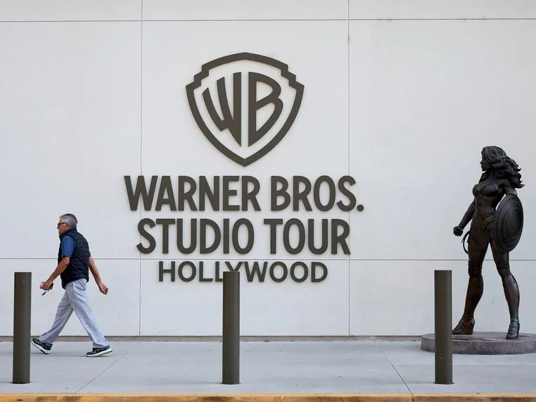Λογότυπα των εταιρειών Warner Bros, Paramount και Netflix στο πλαίσιο της εξαγοράς δισεκατομμυρίων.