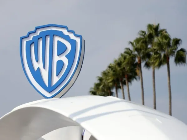 Λογότυπα των εταιρειών Warner Bros, Paramount και Netflix στο πλαίσιο της εξαγοράς δισεκατομμυρίων.