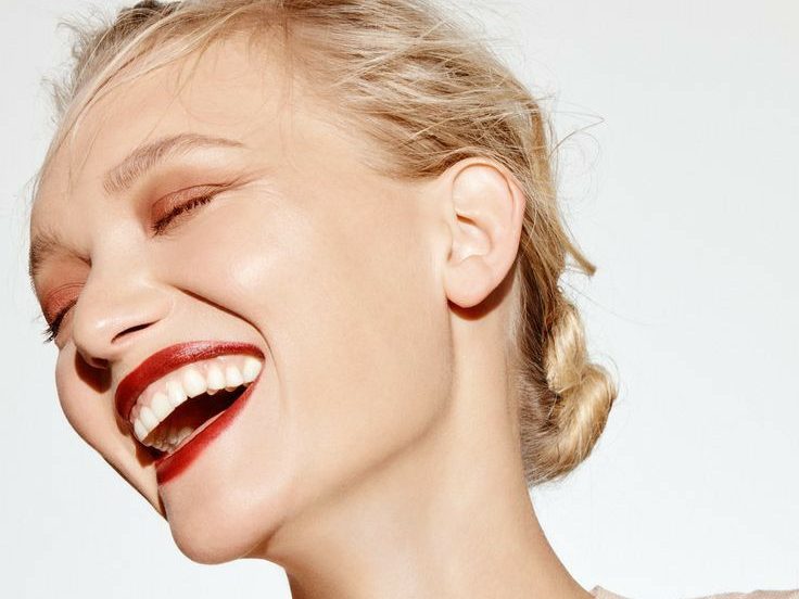 Οil pulling: Το trend του TikTok για πιο το πιο λαμπερό χαμόγελο με φυσικό τρόπο