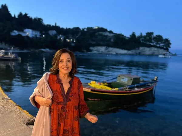Ξεχωριστά γενέθλια για την Χάρις Αλεξίου - Έκλεισε τα 75 τραγουδώντας στην Χαλκίδα (video)