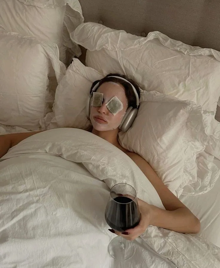 Χριστούγεννα για Introverts: 7 τρόποι να περάσεις τέλεια χωρίς... κανέναν!