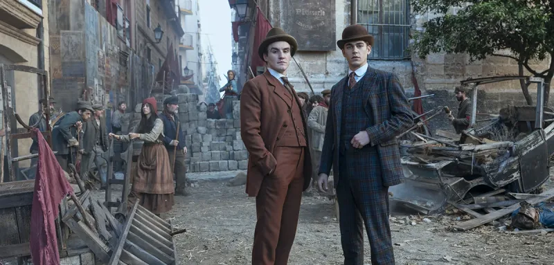 Ο Hero Fiennes Tiffin ως Sherlock Holmes σε σκηνικό εποχής του 19ου αιώνα.