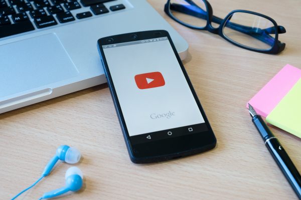 Το YouTube «κατεβάζει» κανάλια με ΑΙ κινηματογραφικά trailer