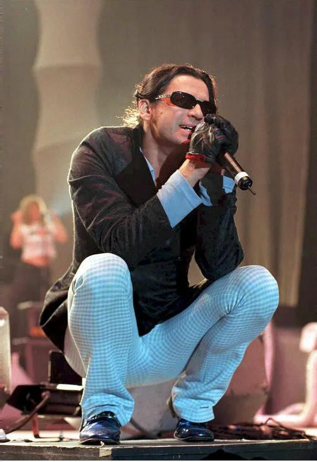 Σπάνια κοινή φωτογραφία της Kylie Minogue με τον Michael Hutchence των INXS.