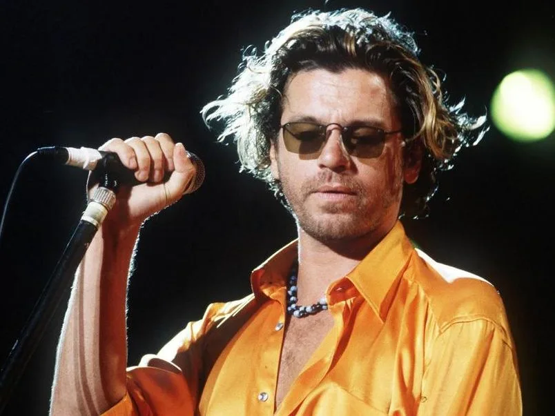 Σπάνια κοινή φωτογραφία της Kylie Minogue με τον Michael Hutchence των INXS.