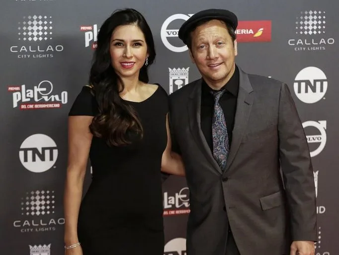 Ο Rob Schneider και η Patricia Azarcoya Schneider σε κοινή τους εμφάνιση.