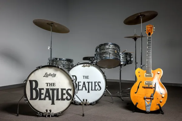 Τα τύμπανα Ludwig του Ringo Starr και η κιθάρα Gretsch του John Lennon από τη συλλογή Jim Irsay σε δημοπρασία.