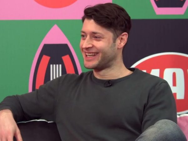 Ο Θάνος Κρομμύδας στο Talk to MAD: «Το θέατρο με κάνει να νιώθω ζωντανός κάθε παράσταση»