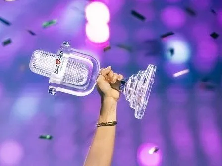 Σκηνή του διαγωνισμού τραγουδιού Eurovision 2026 με φόντο τα στοιχήματα και τα φαβορί.