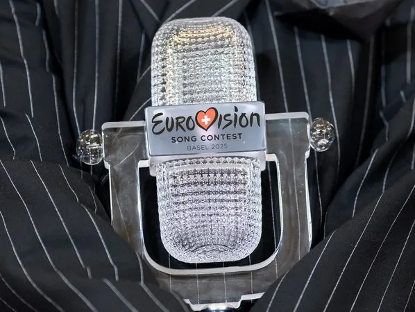 Το τρόπαιο της Eurovision 2026, που δείχνει την Ελλάδα να σκαρφαλώνει στην 3η θέση των στοιχημάτων.