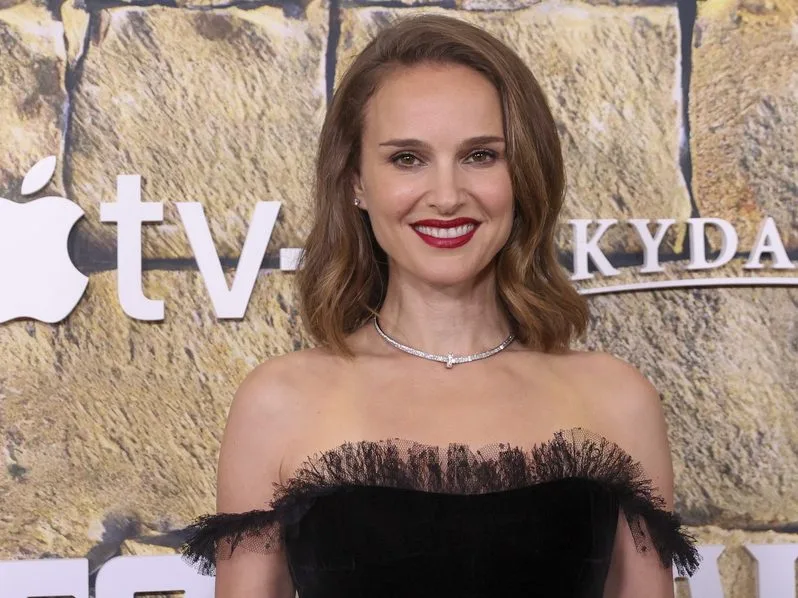 Η Natalie Portman σε εμφάνισή της με αφορμή τις δηλώσεις της για τα Όσκαρ 2026.