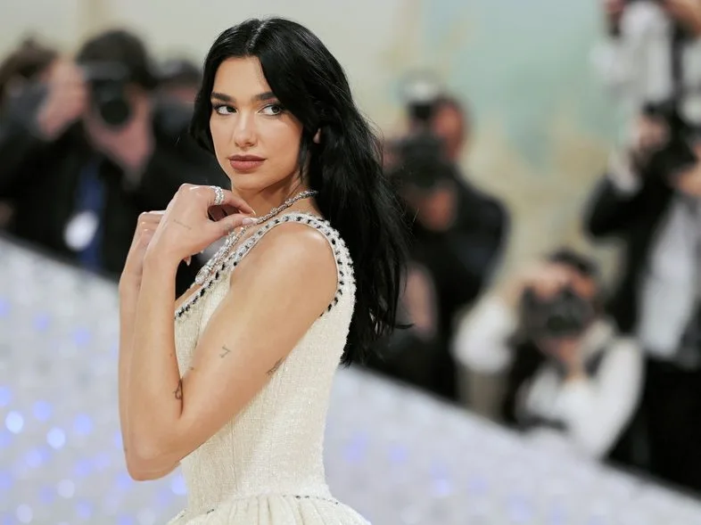 Ο Callum Turner και η Dua Lipa, το νέο power couple που συνδέεται με την επόμενη ταινία James Bond.