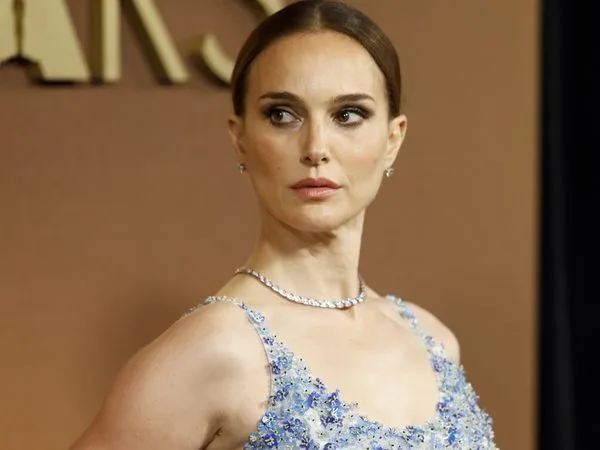 Η Natalie Portman σε εμφάνισή της σχετικά με τις υποψηφιότητες για τα βραβεία Όσκαρ 2026.