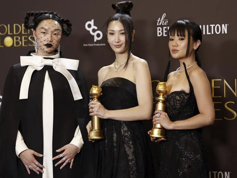 Τρεις νικήτριες με βραβεία Golden Globes ποζάρουν στο κόκκινο χαλί των Όσκαρ 2026.