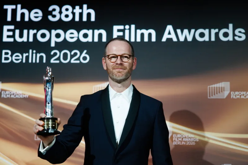 Ο σκηνοθέτης Joachim Trier στα Ευρωπαϊκά Βραβεία Κινηματογράφου για την ταινία Sentimental Value.