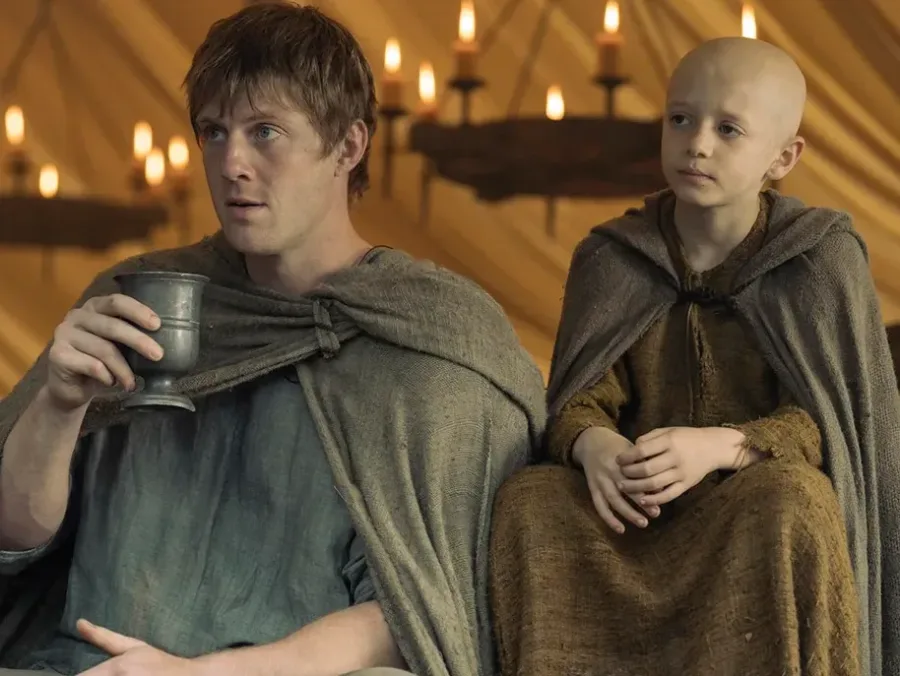 Σκηνή από τη σειρά A Knight of the Seven Kingdoms με δύο χαρακτήρες σε μεσαιωνικό σκηνικό.
