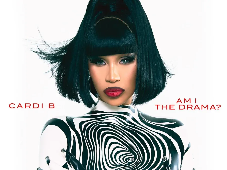 Η Cardi B με μαύρο καρέ μαλλί και ασπρόμαυρο ρούχο με ψυχεδελικά σχέδια.