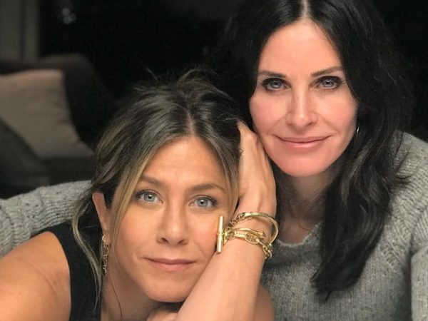 Ξανθιά ή μελαχρινή; Η Jennifer Aniston δοκιμάζει νέο look με τη βοήθεια της Courteney Cox