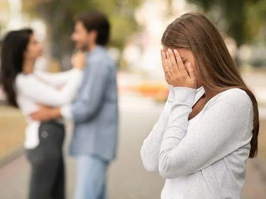 Πιστεύεις ότι ο σύντροφός σου σε απατάει; Τα 5 σημάδια που το επιβεβαιώνουν 