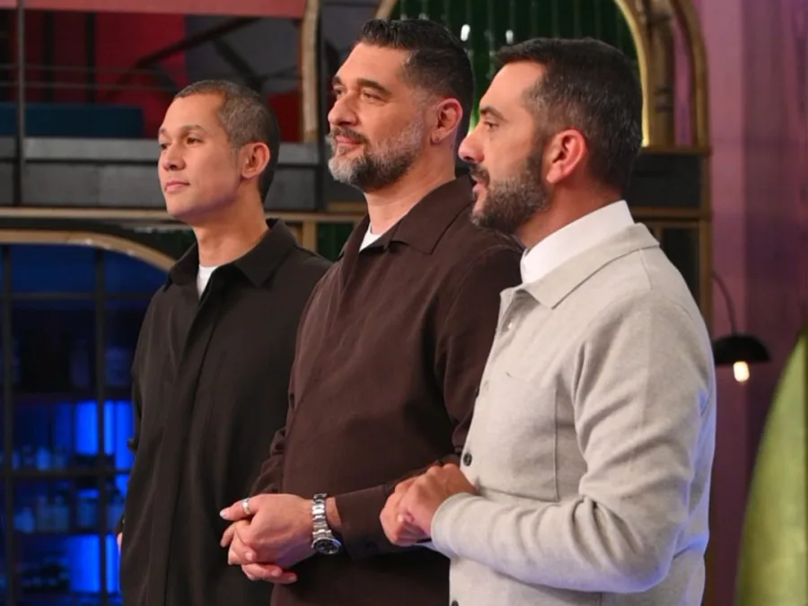 Τρεις άνδρες στο Masterchef περιμένουν τις ανατροπές του Mystery Box, με έναν από αυτούς να γίνεται ο πρώτος αρχηγός.