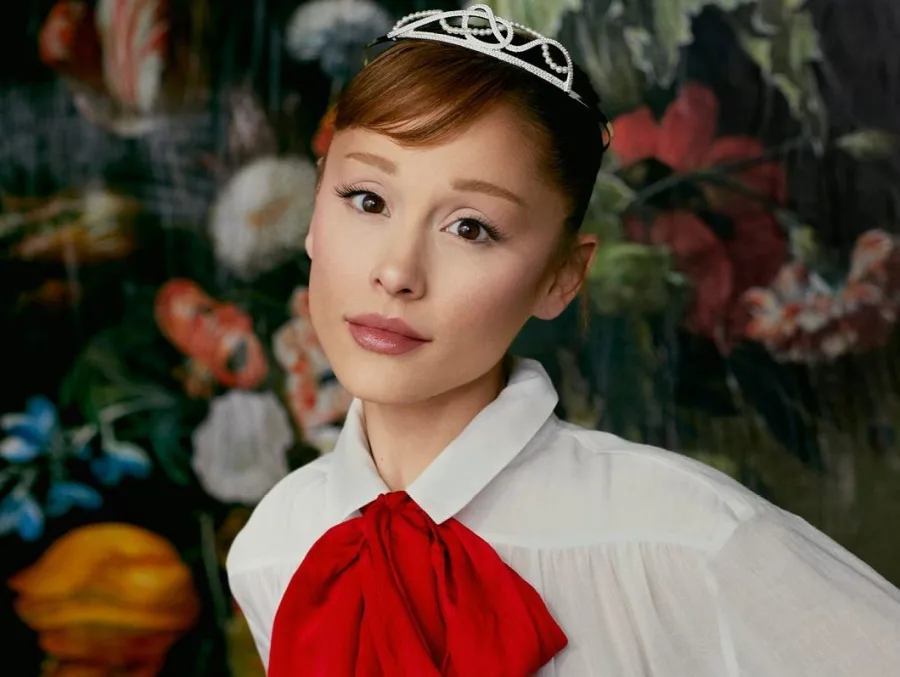 Η Ariana Grande σε φωτογράφιση για τη Vogue Japan με εμφανές λάθος Photoshop στο χέρι της.
