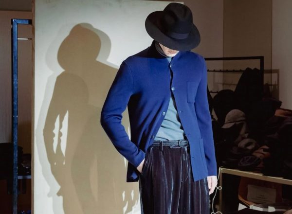 Armani Men’s Fall/Winter 26-27: Βελούδα, κασμίρ και ιριδίζουσες λεπτομέρειες
