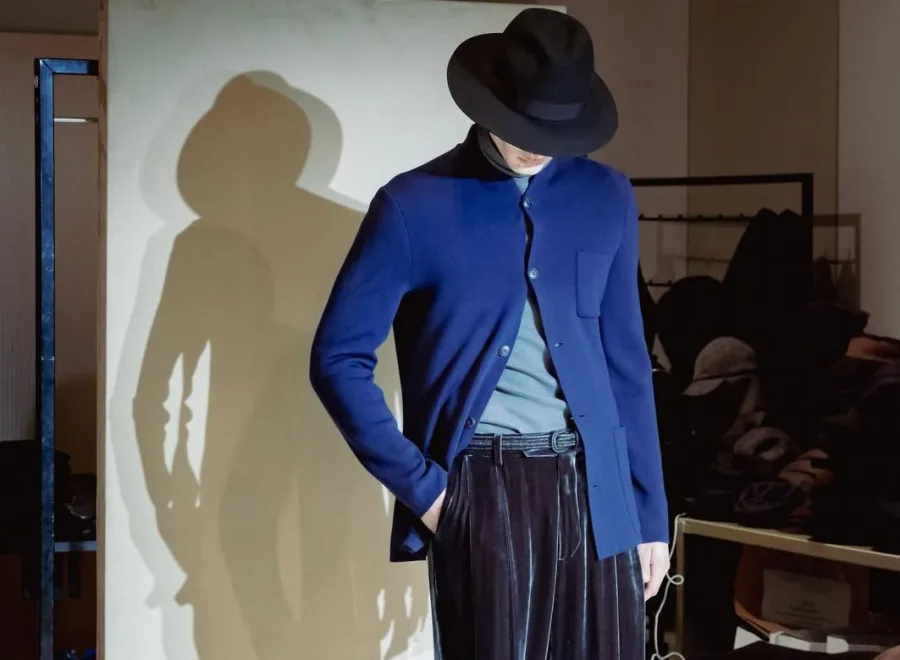 Ανδρική συλλογή Giorgio Armani Φθινόπωρο/Χειμώνας 26-27 με βελούδινα και κασμιρένια σύνολα στην Εβδομάδα Μόδας του Μιλάνου.