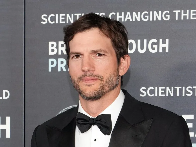 Ο ηθοποιός Ashton Kutcher, ο οποίος είχε συνεργαστεί με τον Tom Ford για τον οίκο Gucci.