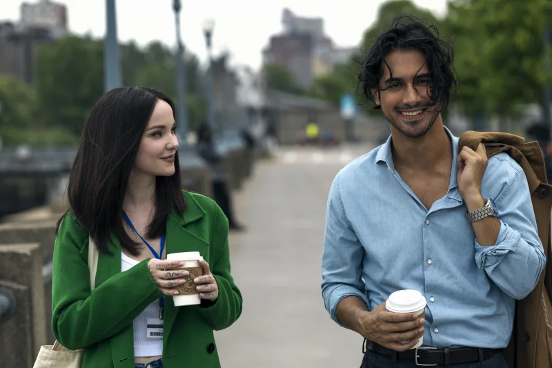 Η Dove Cameron και ο συμπρωταγωνιστής της στο ερωτικό θρίλερ 56 Days κρατούν καφέ ενώ περπατούν σε εξωτερικό χώρο.