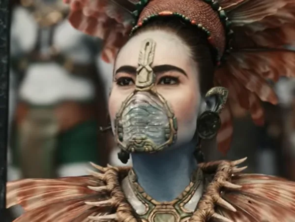 Γυναίκα πολεμίστρια από τη Wakanda με παραδοσιακή ενδυμασία και μάσκα αναπνοής.