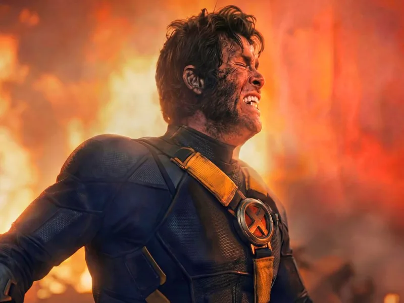 Ο James Marsden ως Cyclops από τους X-Men σε σκηνή με φωτιές.