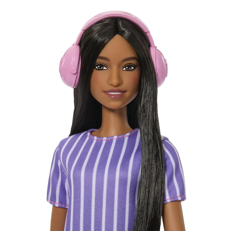 Κοντινό πλάνο της πρώτης κούκλας Barbie με αυτισμό, με μακριά μαύρα μαλλιά και ροζ ακουστικά.
