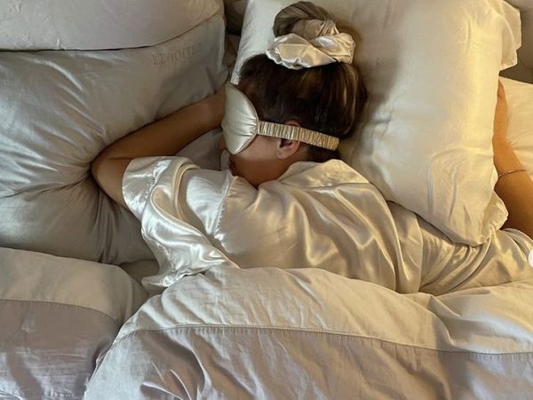 Beauty sleep: Πώς ο ύπνος γίνεται το απόλυτο προϊόν ομορφιάς